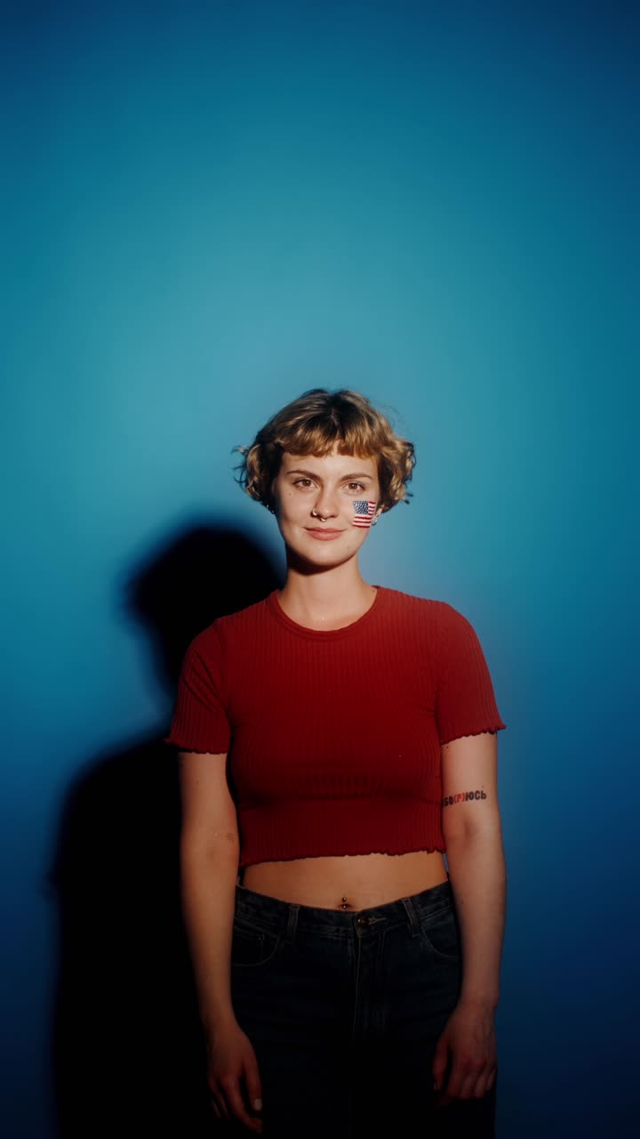 mujer con la bandera americana pintada en la cara