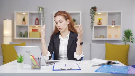 la mujer de la oficina en casa está disgustada.