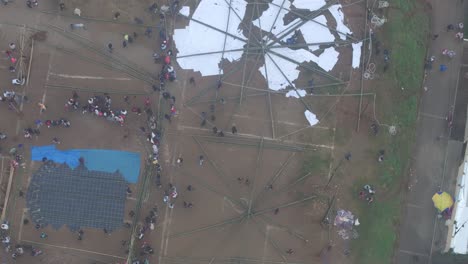 grandes marcos de cometas casi listos para el papel colorido en el día de todos los santos en sumpango, antena