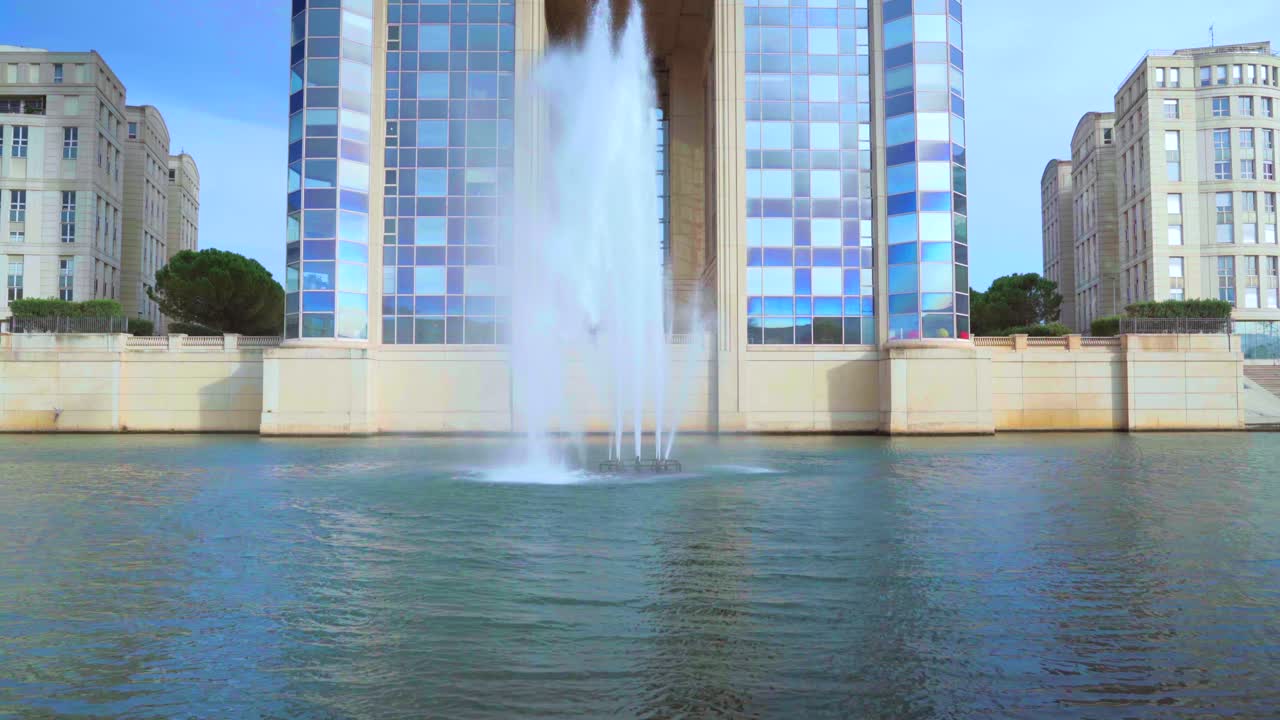 호텔 드 레지옹(hotel de region), 프랑스 남부 몽펠리에(montpellier) 시청, 아름다운 관광 건축물, 강의 높은 분수대, 푸른 하늘