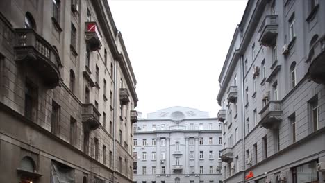 stadtstraße mit geparkten autos und fußgängern