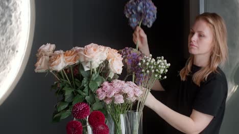 florista arreglando las flores