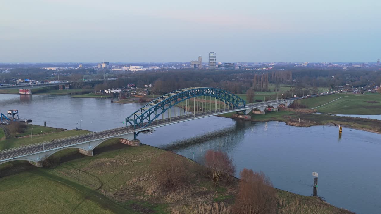Droneoptagelse af trafik, der krydser IJsselbrug-broen i Zwolle