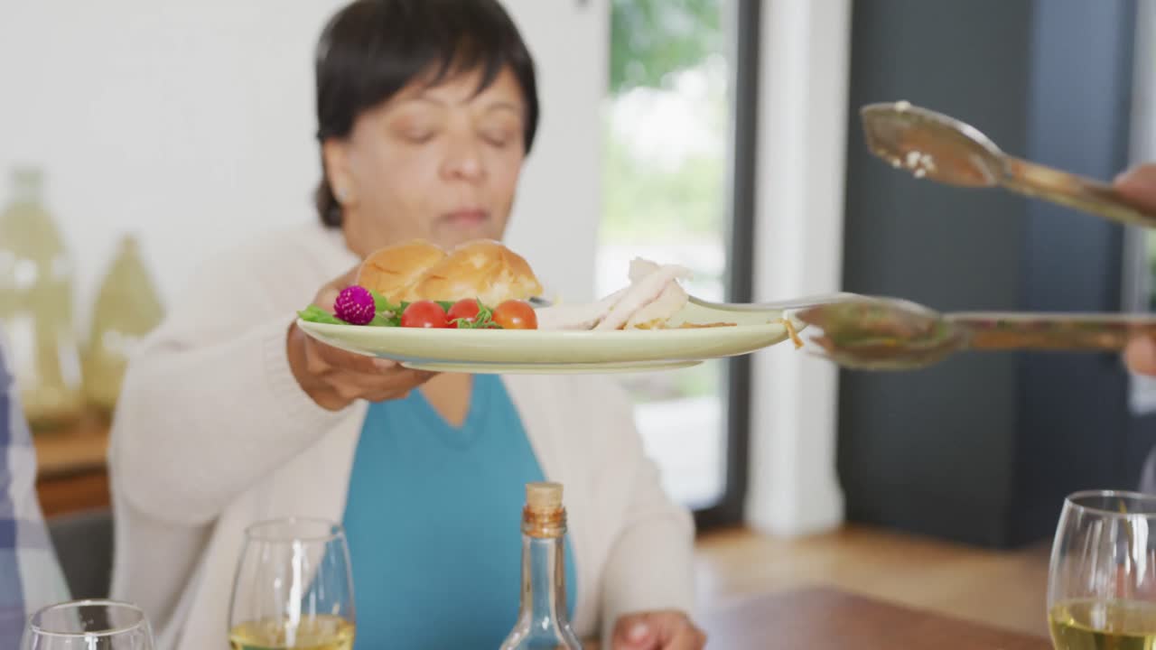 은퇴 가정 에서 저녁 식사를 하는 행복 한 고령자 들