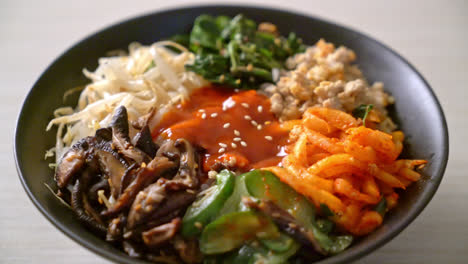 비빔밥, 밥 그릇을 곁들인 한국 매운 샐러드 - 전통 한국 음식 스타일