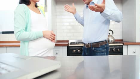 Pareja-Embarazada-Peleando-En-La-Cocina