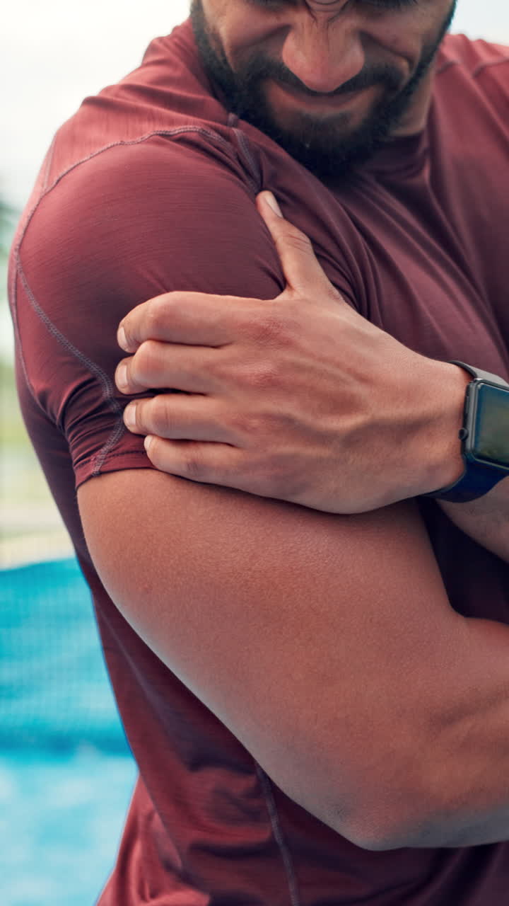 Uomo che prova dolore e disagio al braccio dopo l'allenamento
