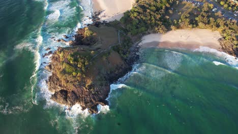 vista panorámica de la playa de cabarita y el cabo de norries al atardecer en nueva gales del sur, australia - toma aérea de un avión no tripulado