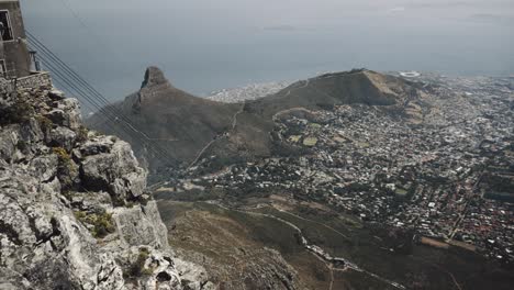 Timelapse-of-the-Table-Mountain-cable-cars-on-a-sunny-day-in-Cape-Town