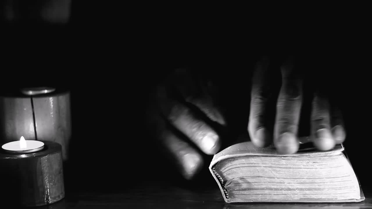 성경으로 하나님께 기도하는 것, 사람들과 함께 충실하게 배하는 것, 스 영상, 스 비디오