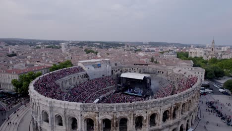 Dröhnen-Bei-Sonnenuntergang-über-Der-Arena-Von-Nimes,-Die-Leute-Warten-Auf-Das-Stromae-konzert