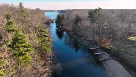 una vista de media altitud en el arroyo que conduce desde el lago mona al lago michigan