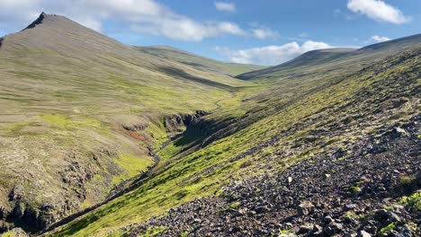 Wandern-In-Island-Im-Frühling-Auf-Dem-Berg-Akrafjall-An-Einem-Sonnigen-Tag