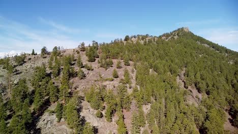 Aerial-ascent-of-Eagle-Cliff-Mountain,-Rocky-Mountains,-Estes-Park,-Coloardo