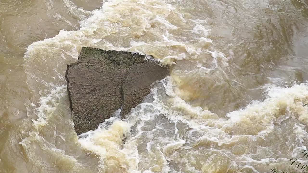 camino de hormigón arrastrado por la inundación del río, río vaal sudáfrica