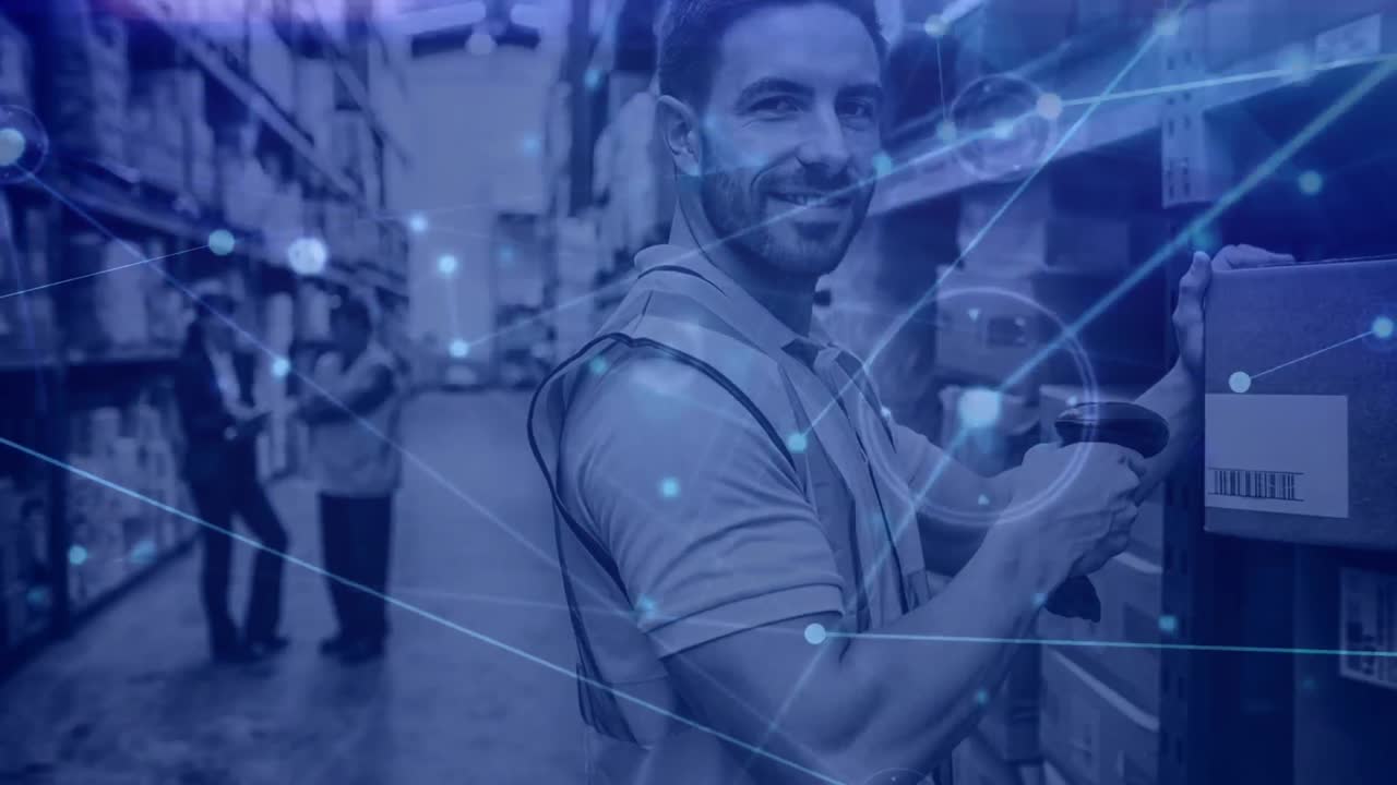 composición del almacén hombre en el almacén escaneando una caja combinado con la animación de conn