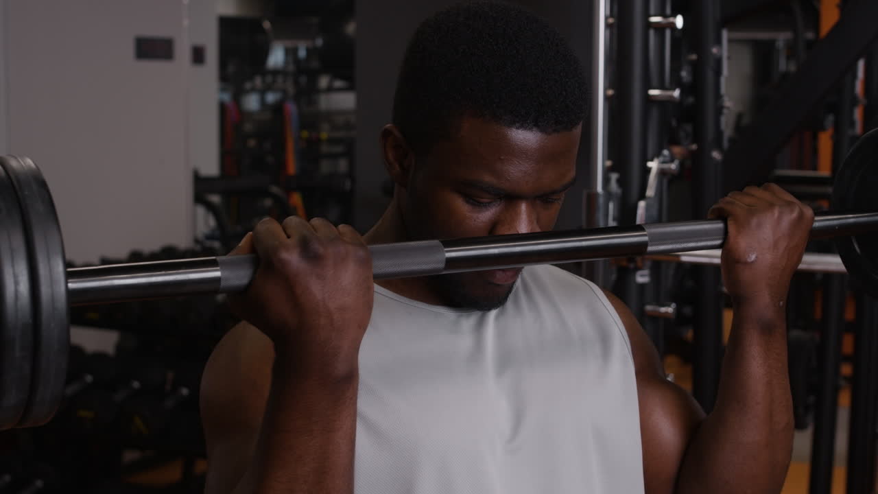 hombre trabajando en un gimnasio