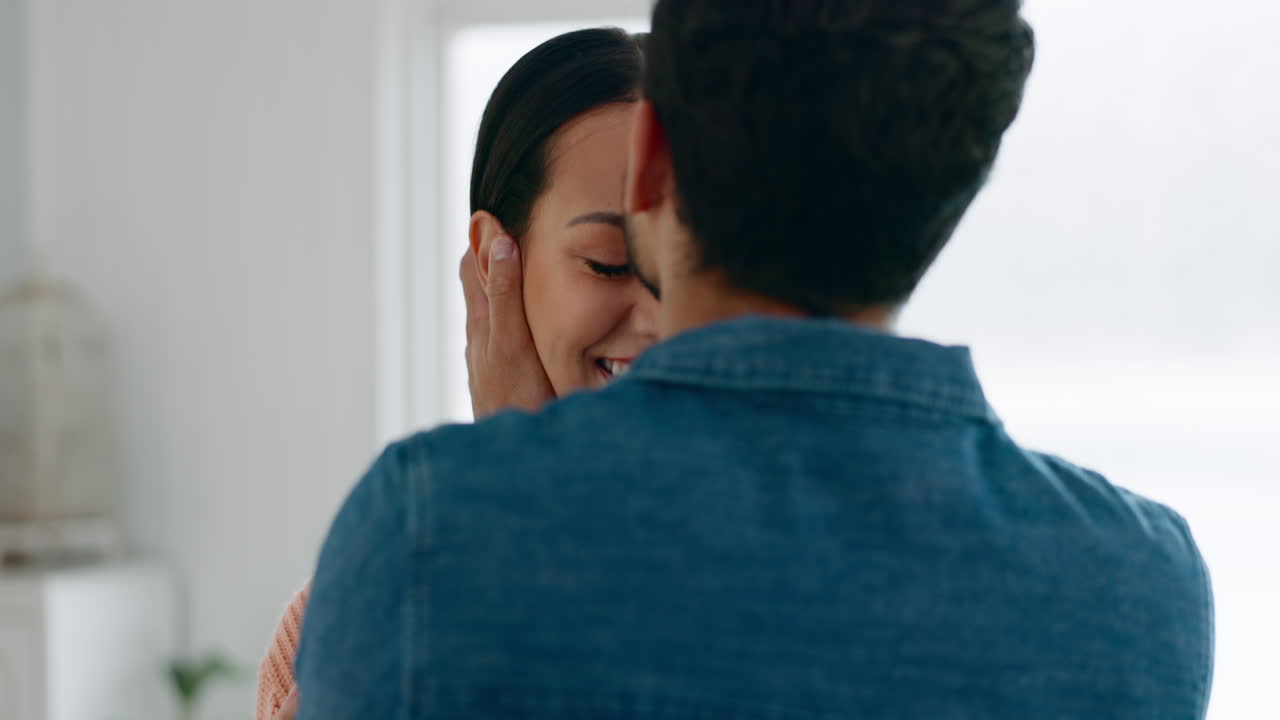 Donna, uomo e bacio sulla fronte in casa per amore