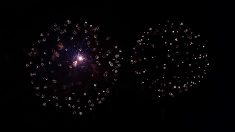 hermosa exhibición de trabajo de fuego colorido por la noche para la celebración en el festival