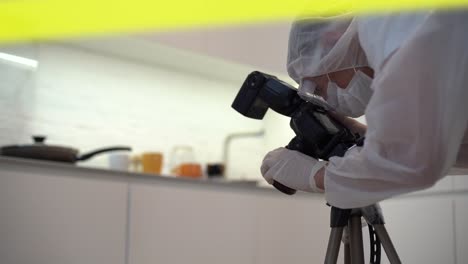 fotógrafo policial de la escena del crimen en el interior evidencia de asesinato doméstico forense