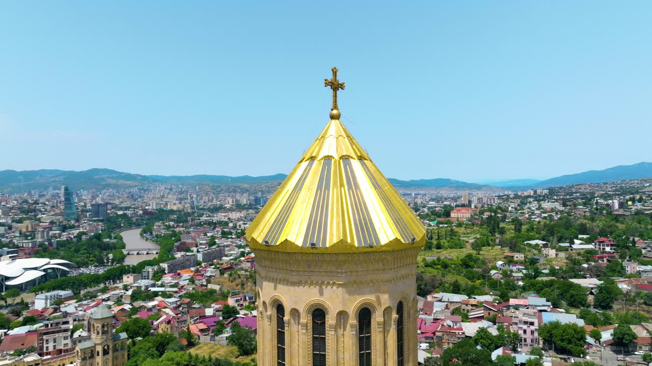 vista de cerca de la cúpula dorada de la catedral de la santa trinidad en tbilisi, georgia