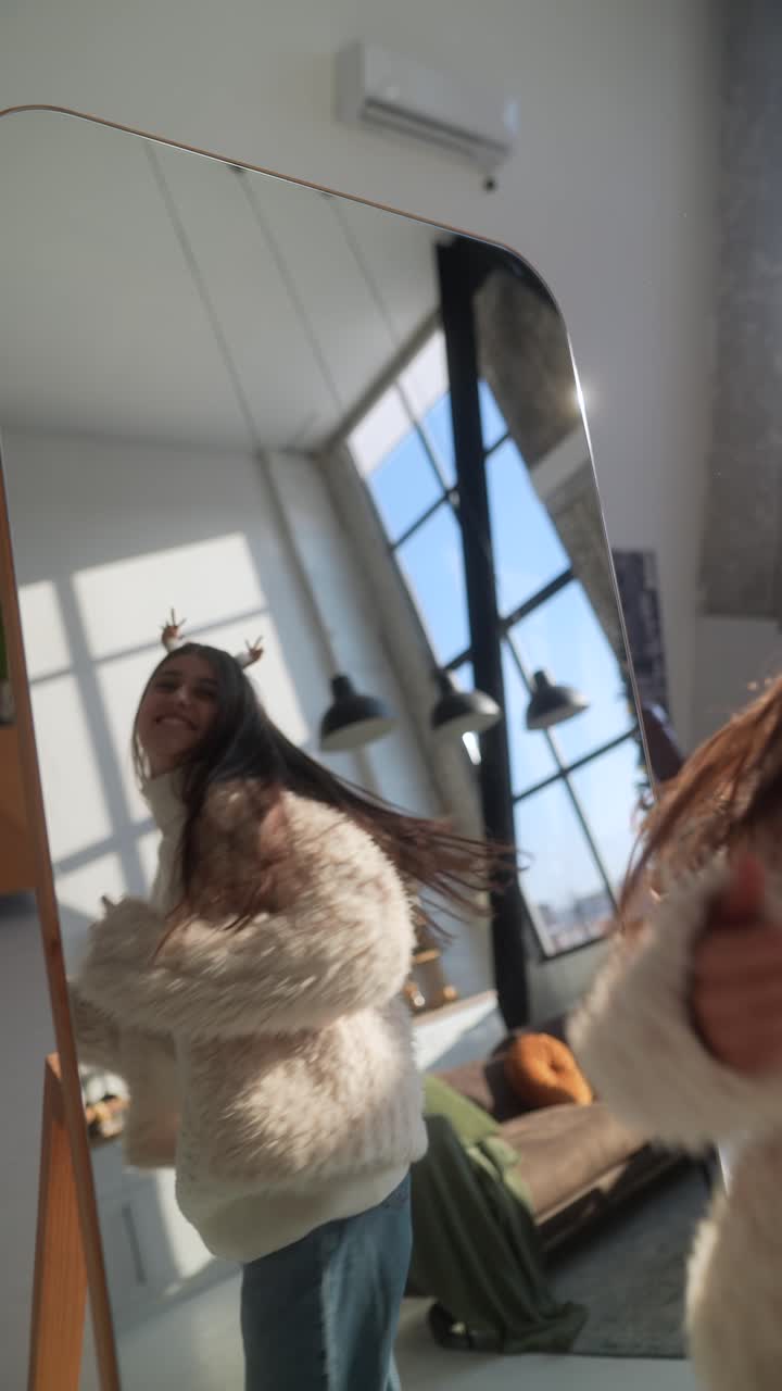 거울 앞에서 춤추고 노래하는 여자