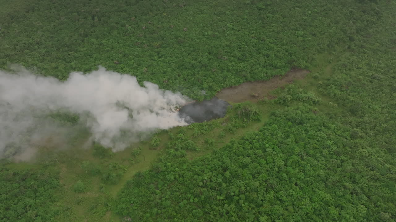 imágenes aéreas girando sobre un incendio forestal en la zona rural de sierra leona, áfrica