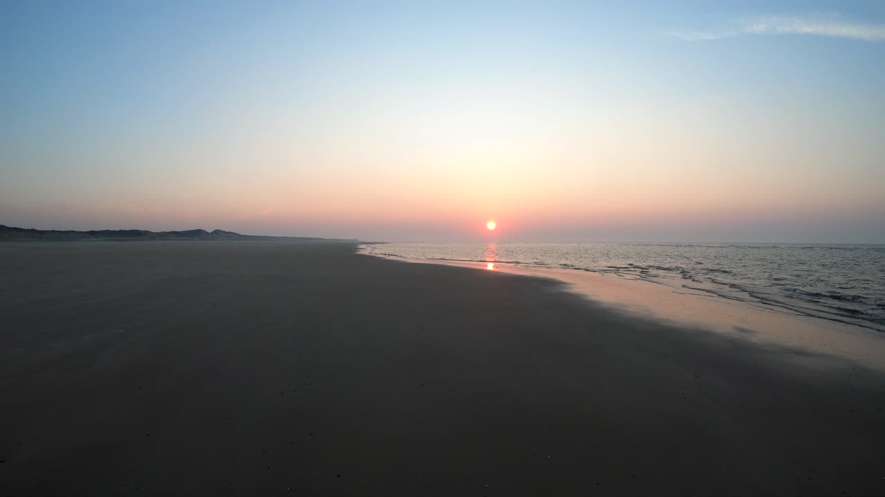 ondas aéreas del océano al atardecer