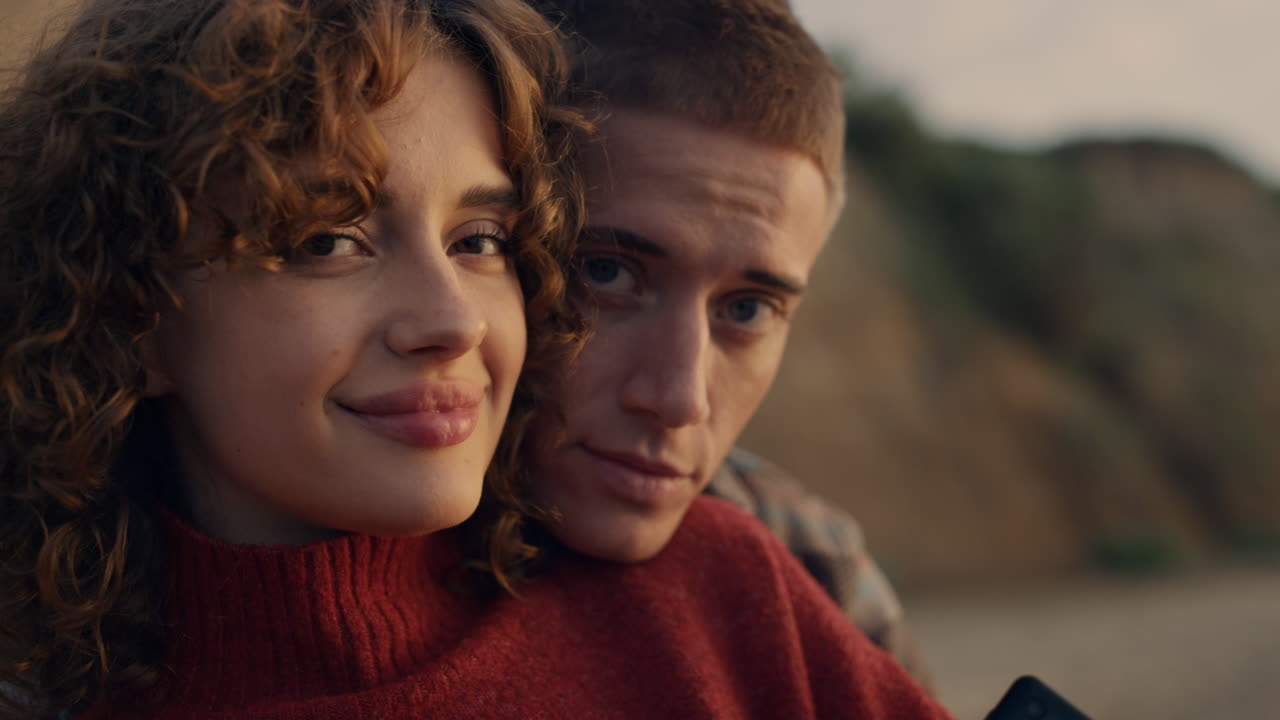 행복 한 부부 의 초상화. 클로즈업 미소 짓는 여자 와 남자 의 얼굴 이 카메라 에 포즈 를 취하고 있다