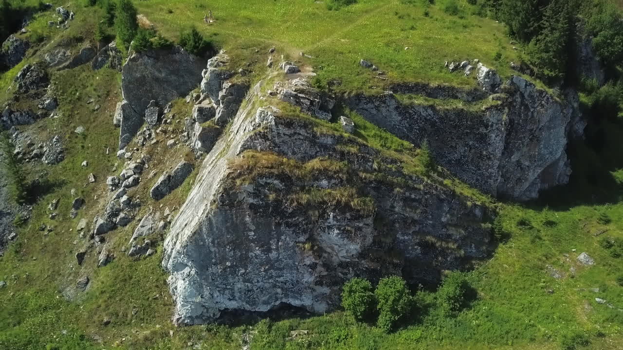 숲과 풀이 있는 바위산 풍경
