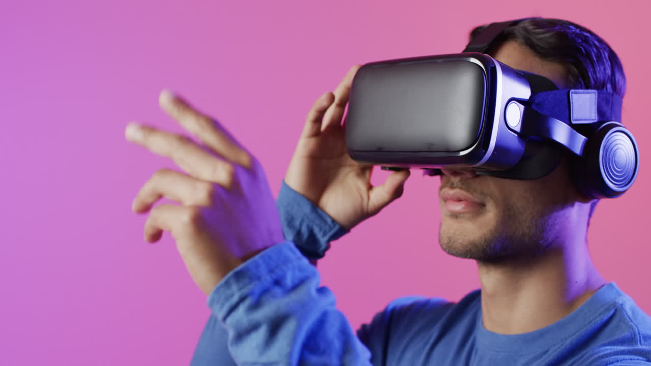 un joven caucásico está comprometido con un auricular de realidad virtual, explorando un entorno digital