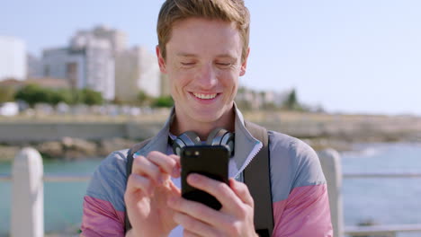 playa, teléfono inteligente y hombre feliz con internet