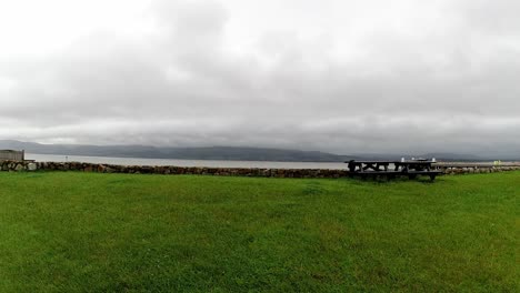 Beaumaris-Promenade-Anglesey-Seafront-Zeitraffer-Nebligen-Berg-Küstenwolken