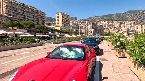 coche deportivo rojo estacionado en monte carlo