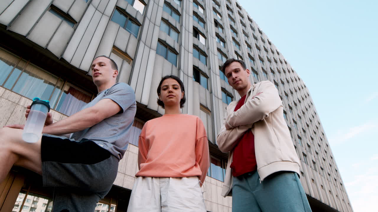 amigos de pie con los brazos cruzados