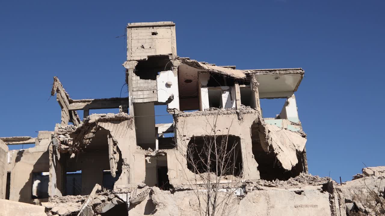Cupo scatto aereo da drone di edifici devastati e macerie nel quartiere di Jobar a Damasco, Siria