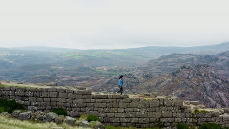 chica paseando por el castillo de las antiguas murallas de castro laboreiro
