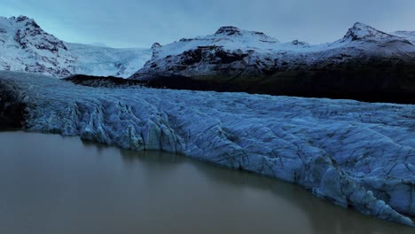 salida del glaciar svinafellsjokull durante la hora azul en el sur de islandia - toma aérea de drones