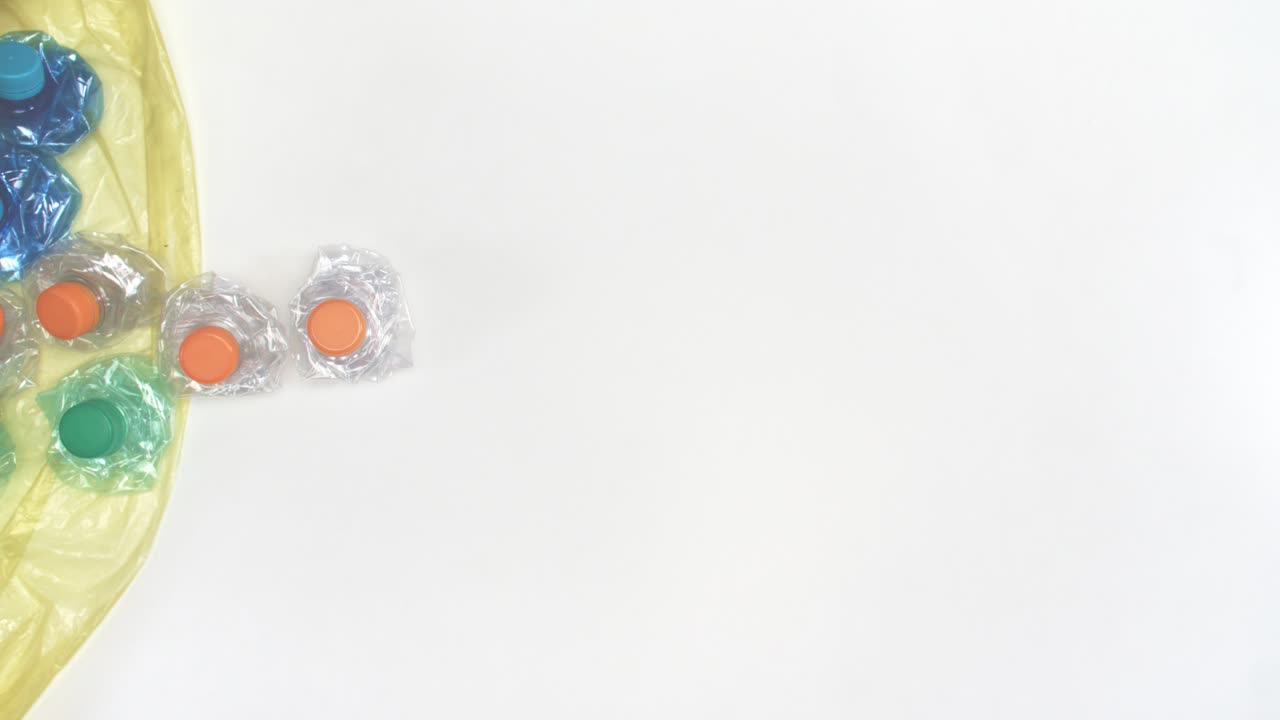 botellas de plástico en un contenedor de reciclaje