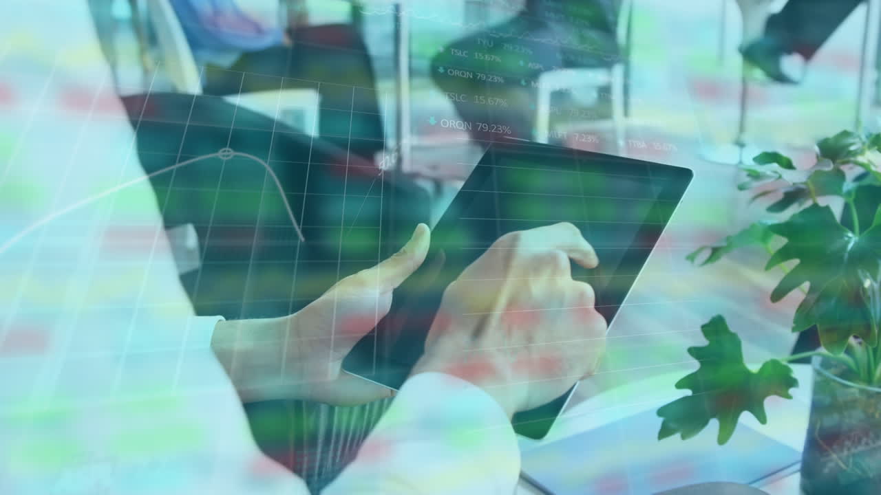 카우카스 여성의 손 위에 금융 그래프의 애니메이션 복사 공간과 함께 태블릿을 사용하여