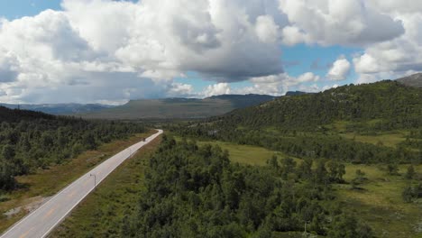 Vista-Panorámica-De-La-Carretera-Riksveg-9-Setesdal-En-El-Condado-De-Agder,-El-Condado-De-Vestfold-Y-Telemark,-Noruega