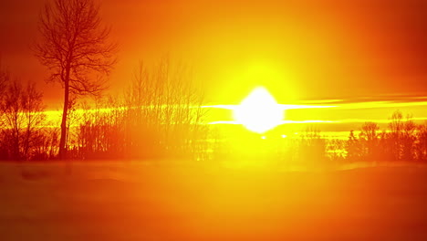 Zeitraffer-Der-Wolke-Mit-Sonnenunterganghimmel-über-Schneeland