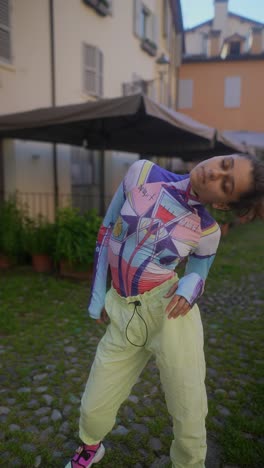 mujer elegante en un entorno urbano