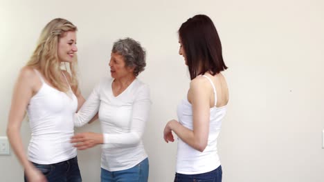 mujeres felices abrazándose