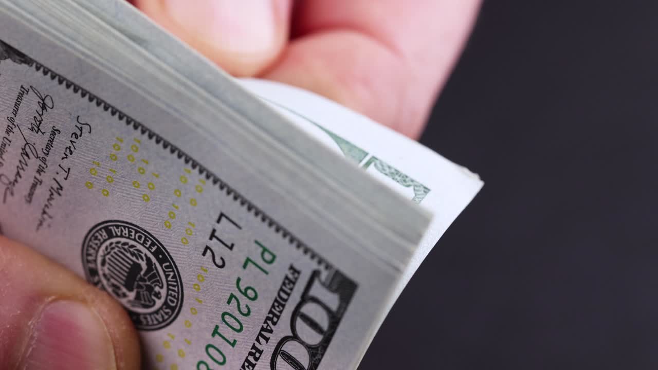 una cuenta de dinero en efectivo estadounidense de cien dólares