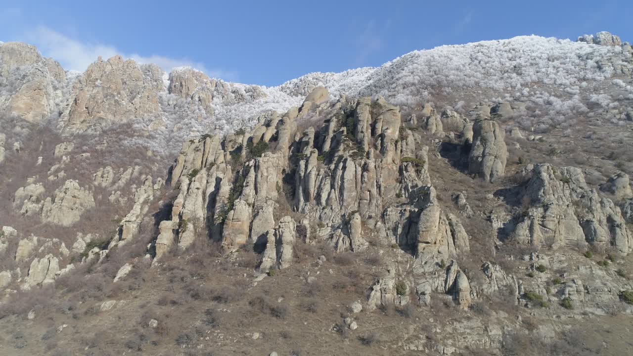 눈 인 산꼭대기와 바위 지형