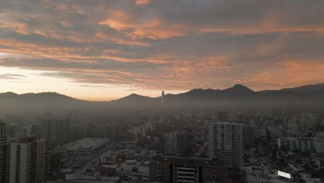 Santiago-Chile-Fliegende-Drohne-Bei-Sonnenuntergang-In-Providencia