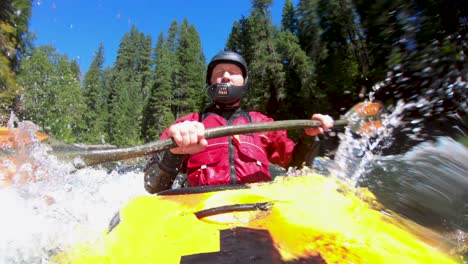 Einzigartiger-Blickwinkel-Eines-Wildwasserkajakfahrers,-Der-Einen-Flussbrückenabschnitt-Der-Klasse-Iii-Des-Oberen-Rogue-River-Im-Südlichen-Oregon-Hinunterfährt