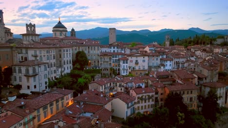 Filmación-De-Bérgamo-Alta-Por-La-Noche-Desde-Un-Primer-Plano-De-Casas-Antiguas-Hacia-Todo-El-Antiguo-Pueblo.