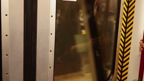 pasajeros y reflejos en un tren del metro